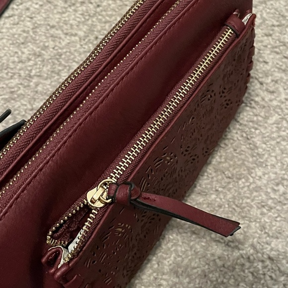 Wine colored crossbody purse. Circle design on outside. Good used condition - Picture 2 of 7